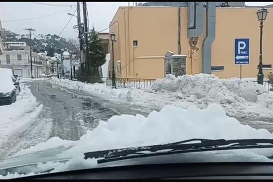 Image: Στα λευκά το Τζερμιάδο, πυρετωδώς εργάζονται τα εκχιονιστικά