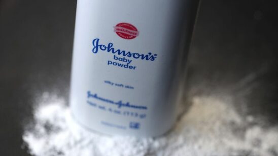 Image: Το πιο διάσημο προϊόν της αποσύρει η Johnson & Johnson από ΗΠΑ και Καναδά