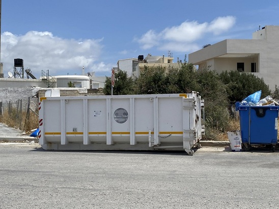 Image: Τοποθέτησή κάδου για ογκώδη στην οδό Ολυμπιονικών