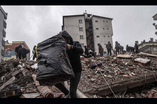 Image: Τραγωδία στην Τουρκία: Θάνατος, καταστροφή και θρήνος από τα ρίχτερ - Γιατί ήταν τόσο καταστροφικός ο σεισμός