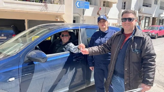 Image: Μοίρασε λαμπάδες στους οδηγούς η Διεθνής Ένωση Aστυνομικών
