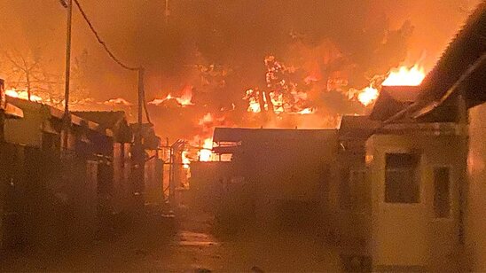 Image: Πύρινη κόλαση στη Λέσβο: Στις φλόγες το ΚΥΤ της Μόριας - Στο δρόμο 12.000 μετανάστες