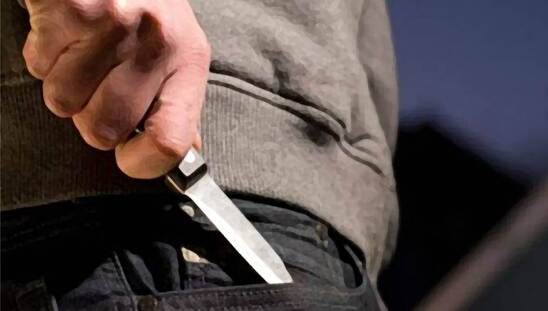 Image: Κρητικός γυναικολόγος έκοβε με μαχαίρι τις ζώνες ασφαλείας από αεροπορικά καθίσματα