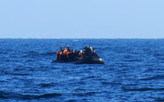 Image: Επιχείρηση διάσωσης μεταναστών νότια της Γαύδου μετά από κλήση στο 112