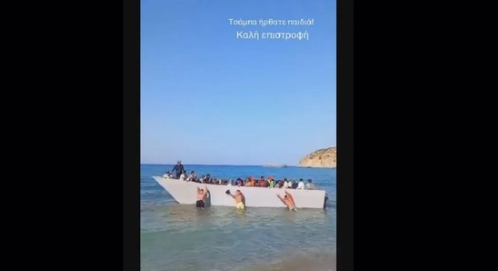 Image: Βίντεο με την άφιξη μεταναστών στη Γαύδο – Η στιγμή που λουόμενοι τους διώχνουν