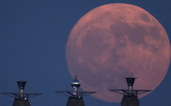 Image: Φεγγάρι του Ελαφιού: Μοναδική υπερπανσέληνος απόψε - Η σελήνη 22.500 χλμ πιο κοντά μας