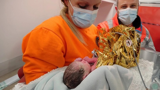 Image: Ηράκλειο: Γυναίκα γέννησε μέσα σε ασθενοφόρο