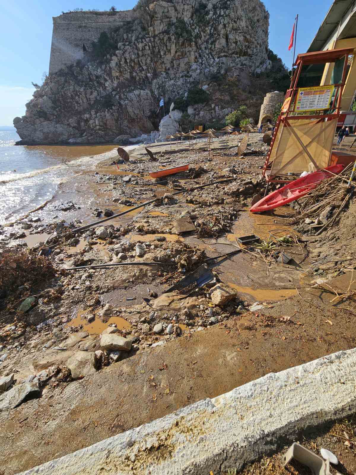 Inundații pe Insula Creta provoacă daune semnificative