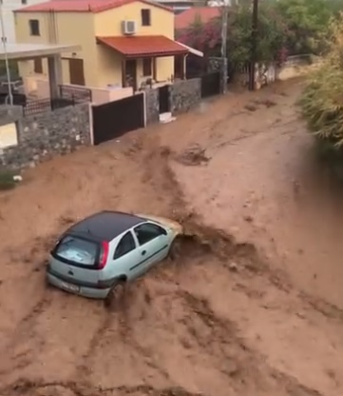 Inundații pe Insula Creta provoacă daune semnificative