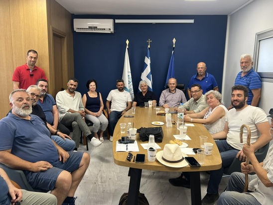 Image: Περιοδεία Μανώλη Συντυχάκη στις πυρόπληκτες περιοχές της Ιεράπετρας