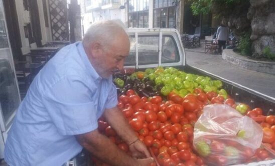 Image: Βιάννος: Φόρτωσε το αγροτικό του με κηπευτικά και τα μοίραζε δωρεάν