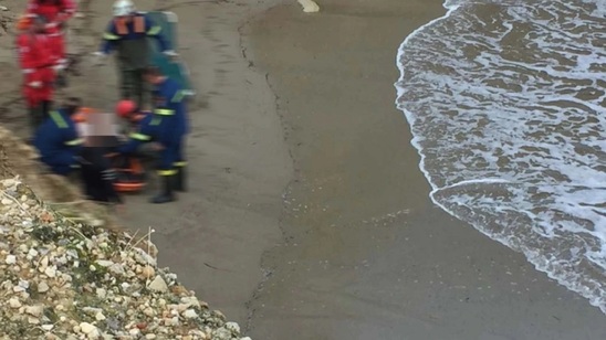 Image: Συναγερμός στον Καρτερό από πτώμα που ξέβρασε η θάλασσα - Σε εξέλιξη η επιχείρηση ανάσυρσής του