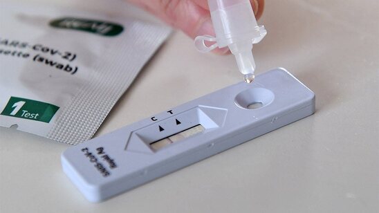 Image: Στα φαρμακεία τα διπλά self test για κορωνοϊό και γρίπη