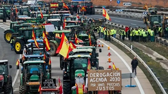 Image: Ισπανία: Αγρότες απέκλεισαν βασικούς αυτοκινητόδρομους - Διαμαρτύρονται για τη γραφειοκρατία και τα υψηλά κόστη