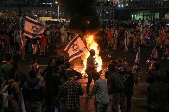 Image: Ισραήλ: Χιλιάδες διαδηλωτές στους δρόμους του Τελ Αβίβ – «Είναι προδότης» φωνάζουν για τον Νετανιάχου