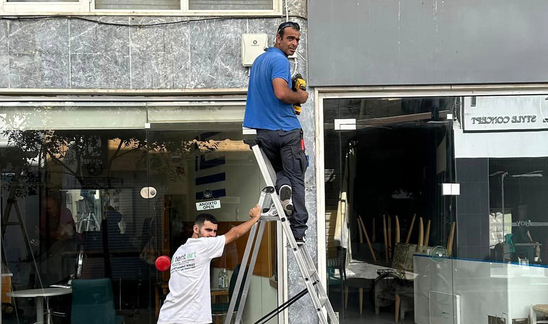 Image: Open Mall: Ξεκίνησε η τοποθέτηση τεντών σε καταστήματα στο κέντρο της Ιεράπετρας