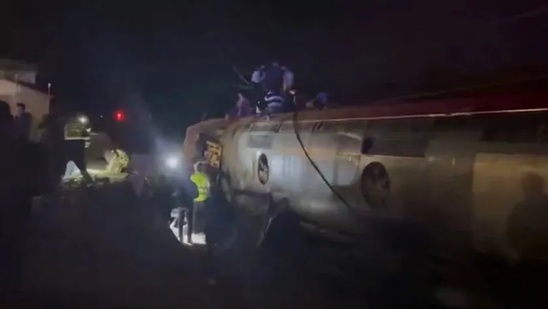 Image: Ισπανία: Τουλάχιστον 39 νεκροί και 152 τραυματίες από τον εκτροχιασμό τρένων