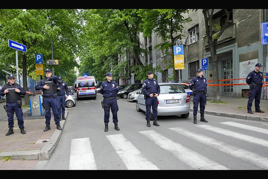 Image: Πυροβολισμοί σε δημοτικό σχολείο στο Βελιγράδι - Ένας νεκρός φύλακας, πολλά τραυματισμένα παιδιά