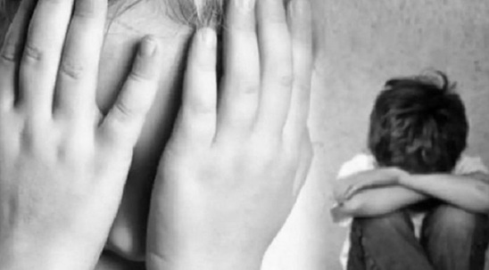 Image: Φρίκη: Ο πατέρας έκανε πάρτι βιασμού και κακοποιούσαν τον 7χρονο γιο του – Έβλεπε και συγκάλυπτε η μητέρα