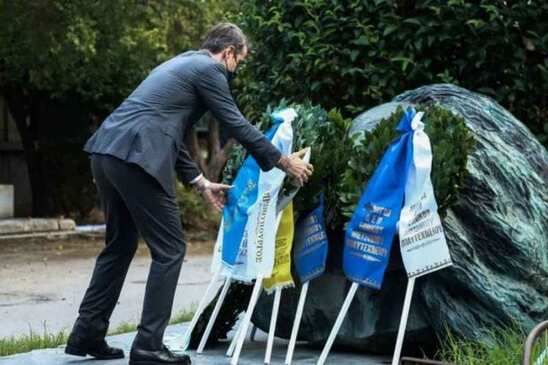 Image: Ο πρωθυπουργός Κυρ. Μητσοτάκης κατέθεσε στεφάνι στο Πολυτεχνείο