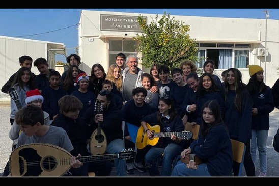 Image: Με δώρα ο Γιάννης Χαρούλης στο μουσικό γυμνάσιο Λασιθίου