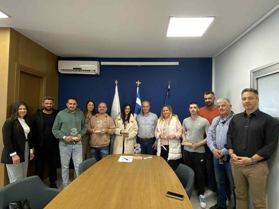 Image: Απονομή βραβείων στους νικητές του χριστουγεννιάτικου διαγωνισμού Santa Gerapetros